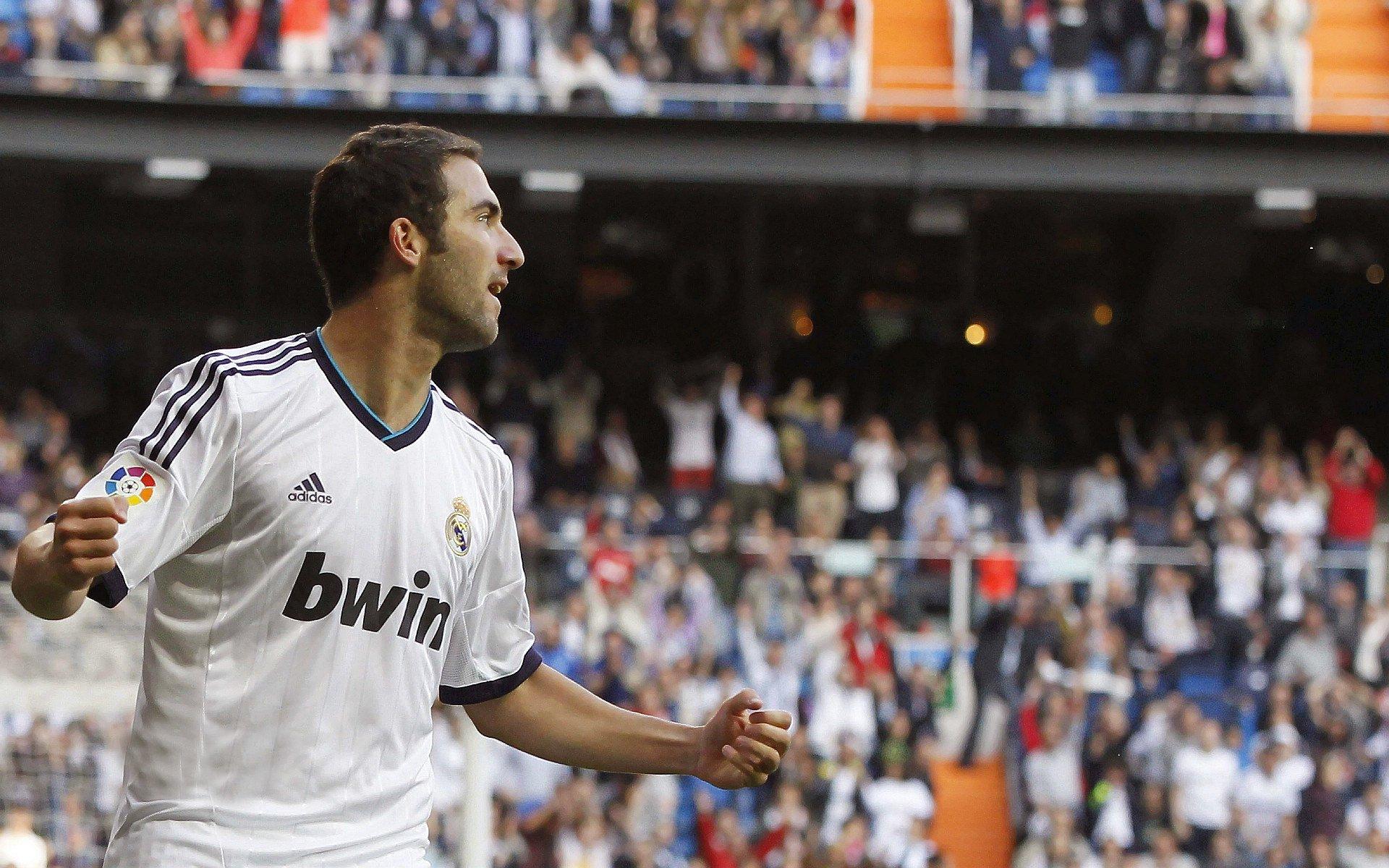 英超惊魂一幕!桑切斯脱手险酿大祸,埃弗顿长传战术震动古迪逊公园